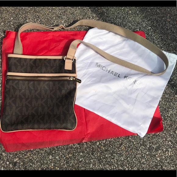 Michael Kors Cross Body 💼 - Picture 1 of 8